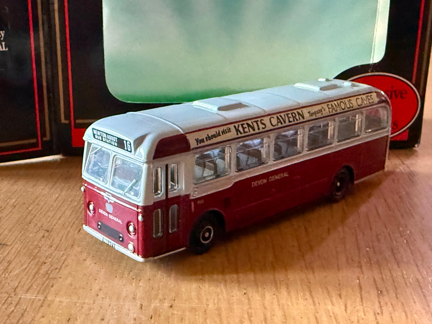 EFE OO Gauge 1:76 - AEC Reliance B.E.T Bus - Devon General - OO Gauge