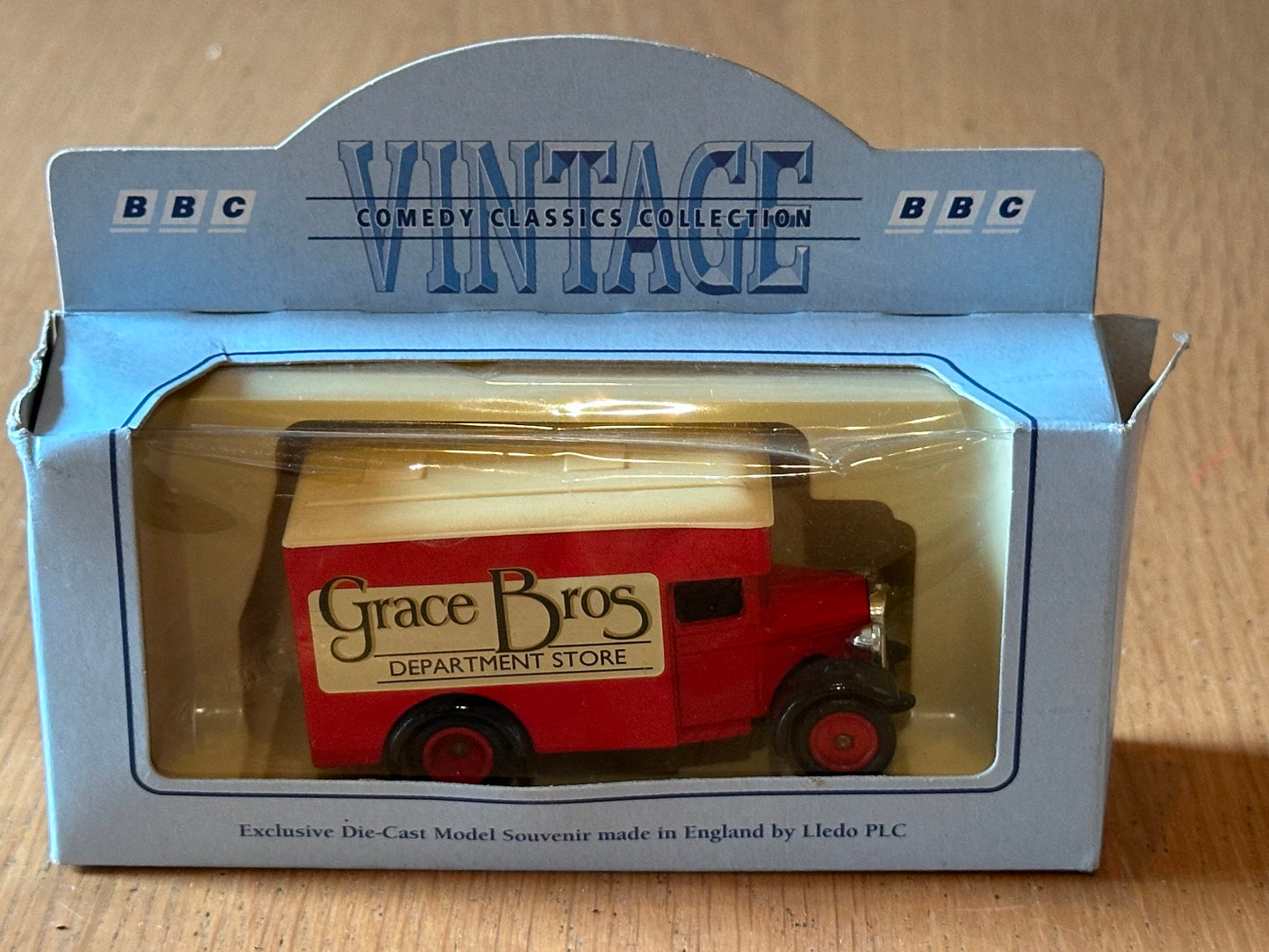 Lledo LP16130 - Dennis Parcels Van Grace Bros Department Store