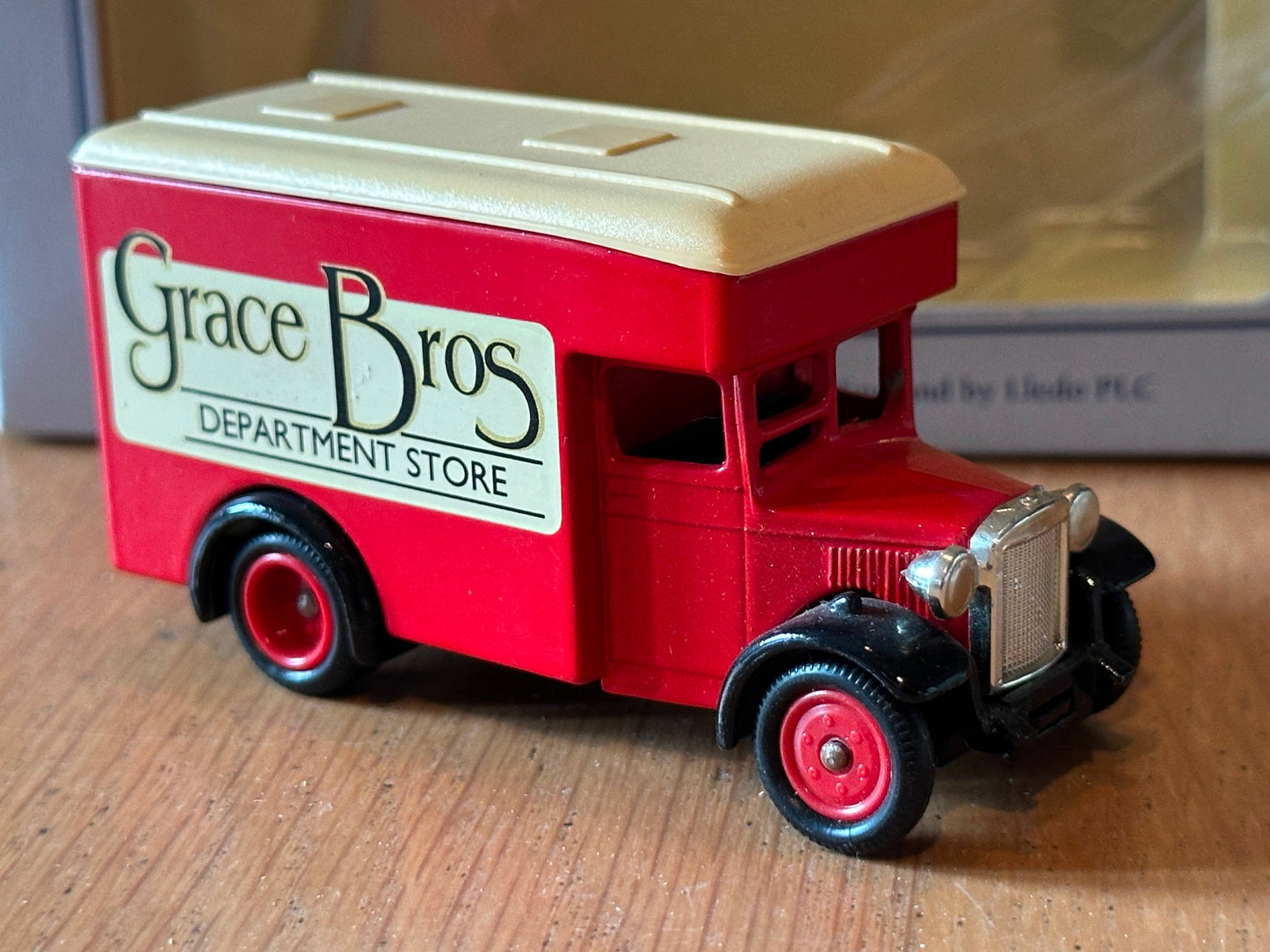 Lledo LP16130 - Dennis Parcels Van Grace Bros Department Store