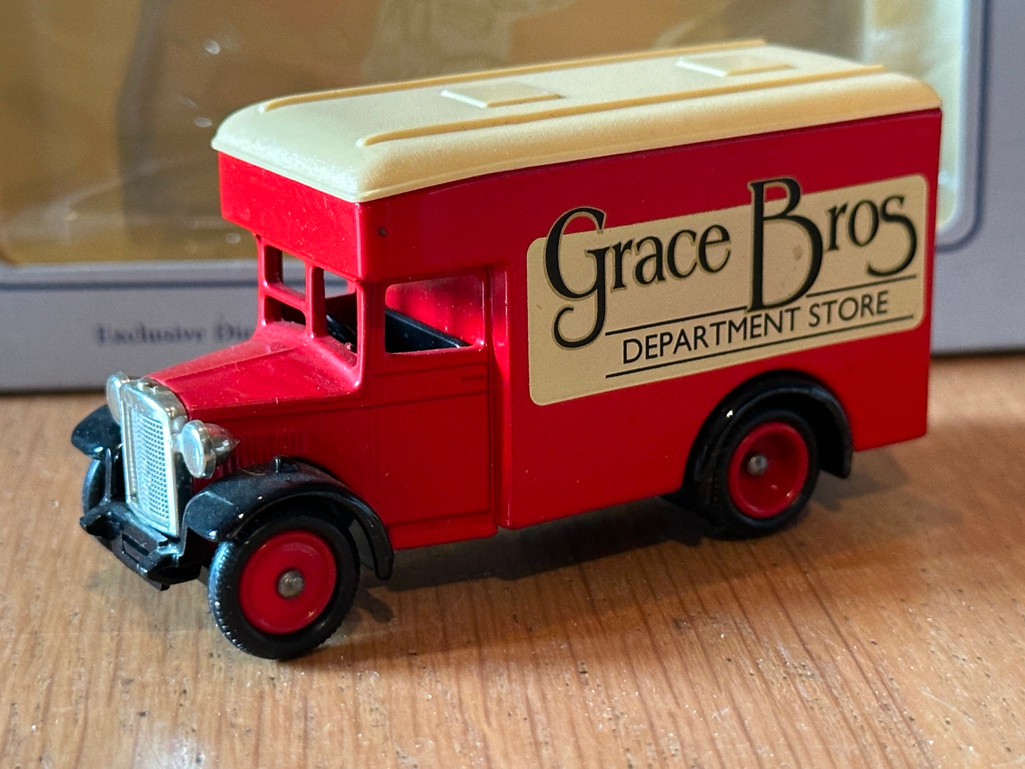 Lledo LP16130 - Dennis Parcels Van Grace Bros Department Store