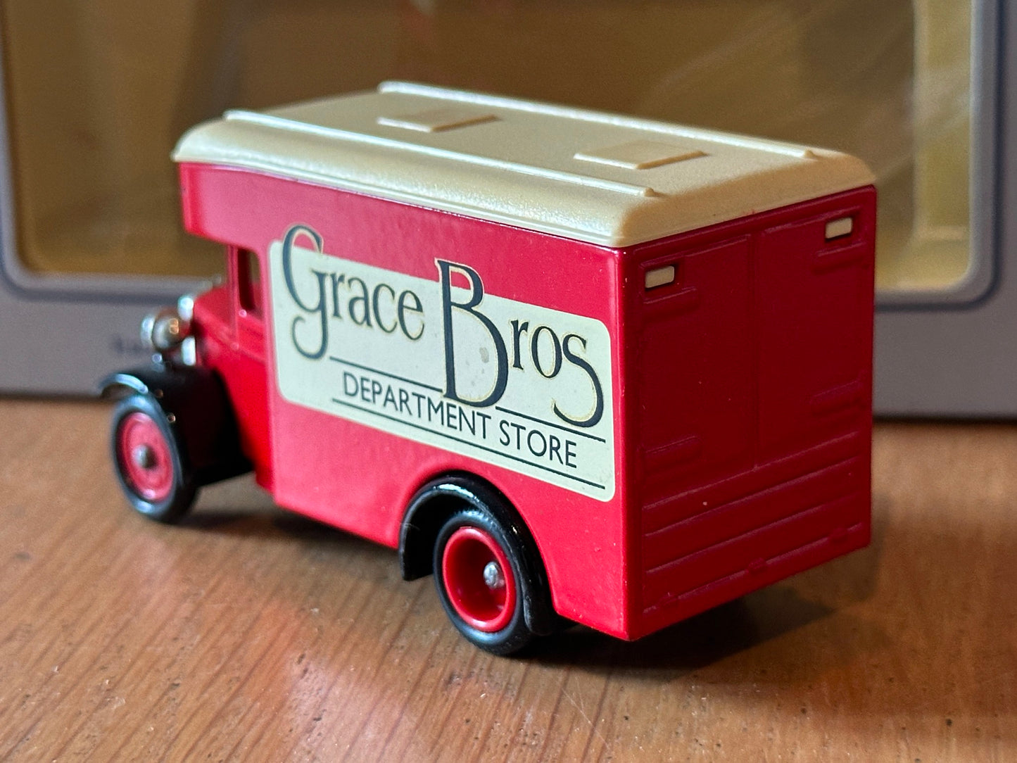 Lledo LP16130 - Dennis Parcels Van Grace Bros Department Store