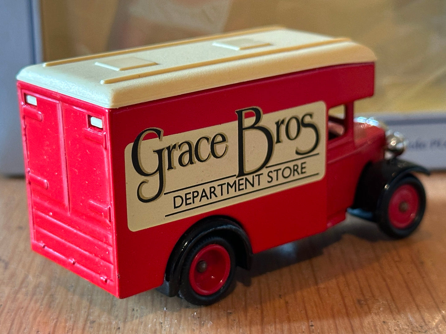 Lledo LP16130 - Dennis Parcels Van Grace Bros Department Store
