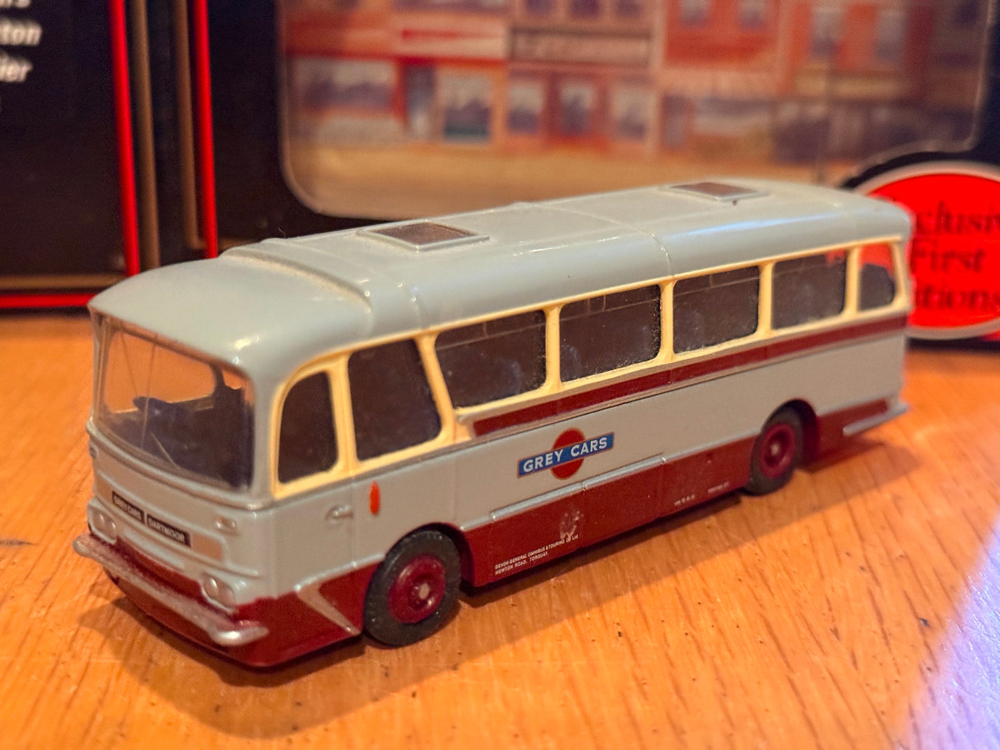 EFE OO Gauge 1:76 12302 - Harrington Grenadier Coach - Grey Cars