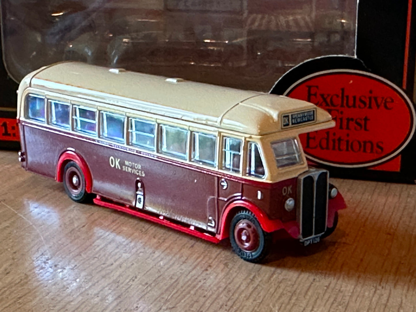 EFE 1:76 OO Gauge 20501 - AEC Regal - OK Motor Services Livery