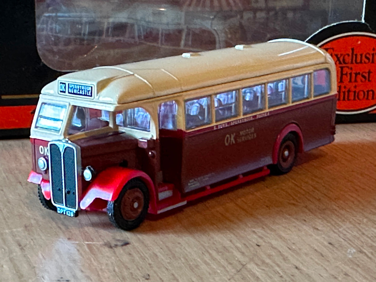 EFE 1:76 OO Gauge 20501 - AEC Regal - OK Motor Services Livery