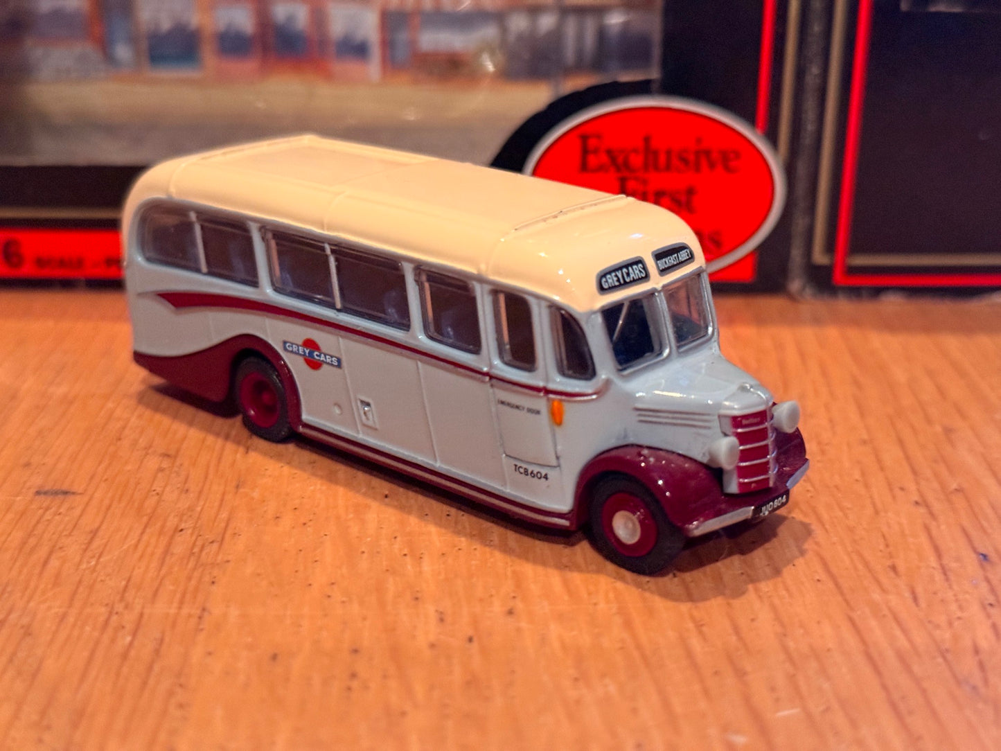 EFE OO Gauge 1:76 20104 -Bedford OB Coach - Grey Cars