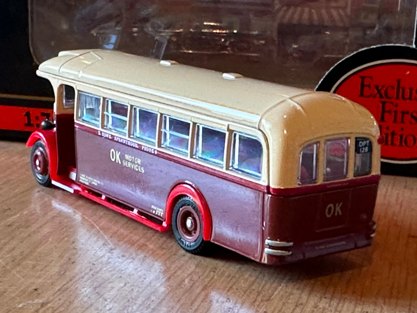 EFE 1:76 OO Gauge 20501 - AEC Regal - OK Motor Services Livery