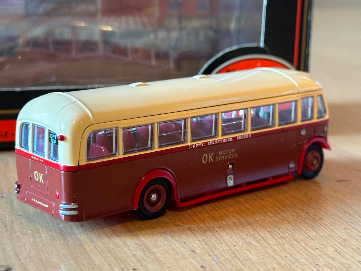EFE 1:76 OO Gauge 20501 - AEC Regal - OK Motor Services Livery