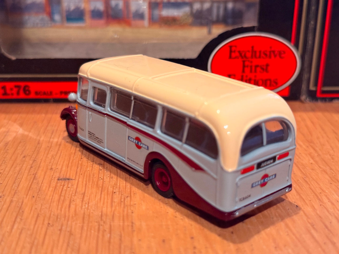 EFE OO Gauge 1:76 20104 -Bedford OB Coach - Grey Cars