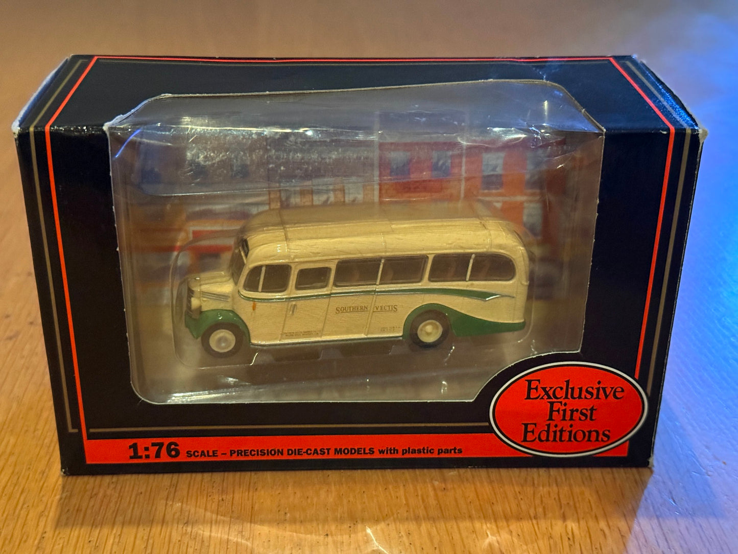 EFE OO Gauge 1:76 20101 - Bedford OB Coach Southern Vectis