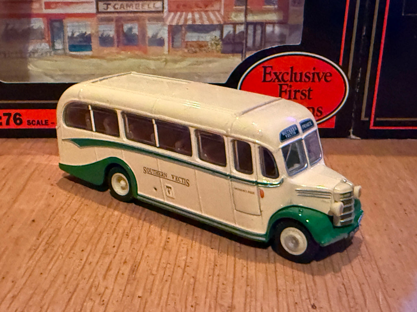 EFE OO Gauge 1:76 20101 - Bedford OB Coach Southern Vectis