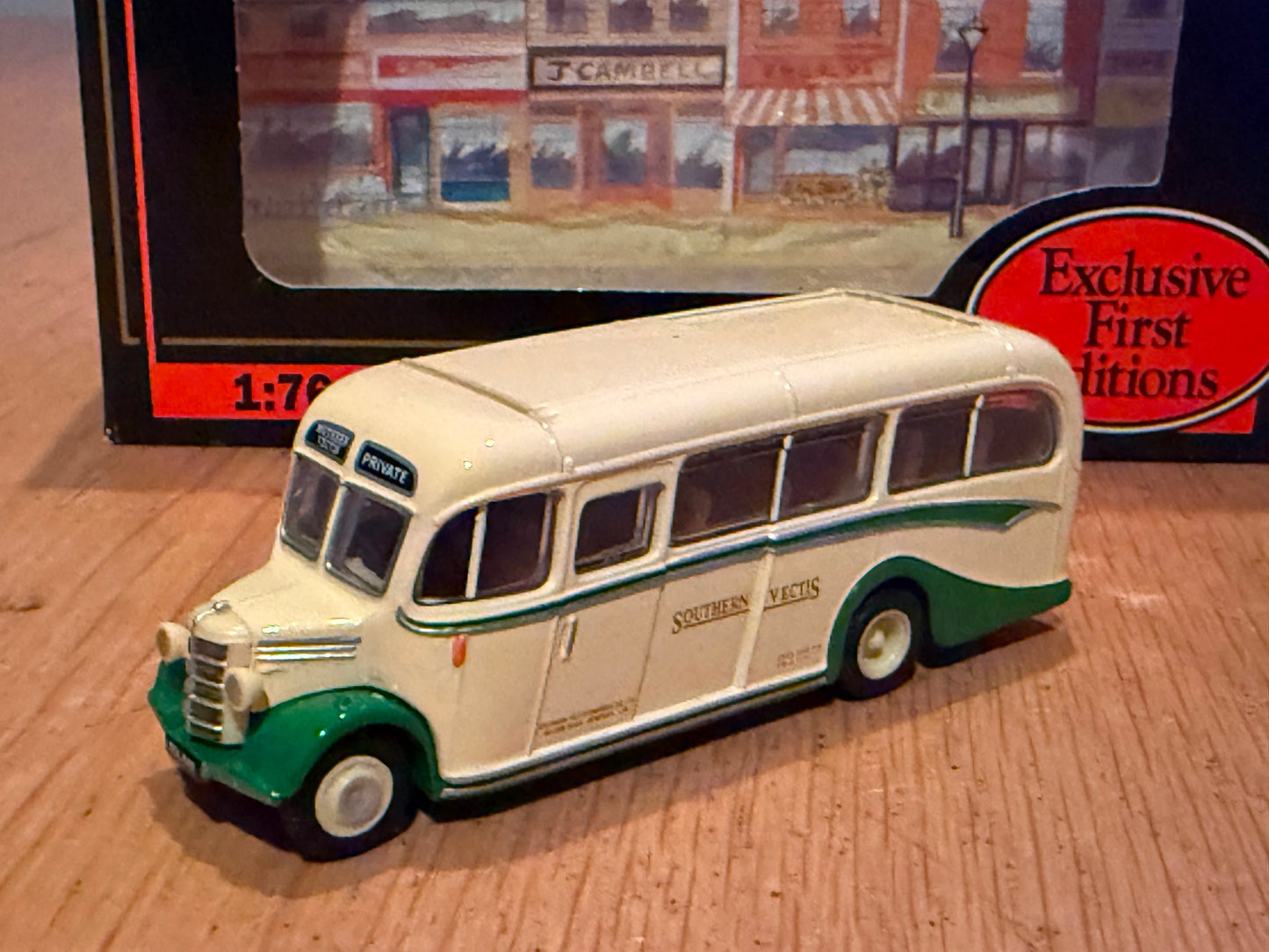 EFE OO Gauge 1:76 20101 - Bedford OB Coach Southern Vectis