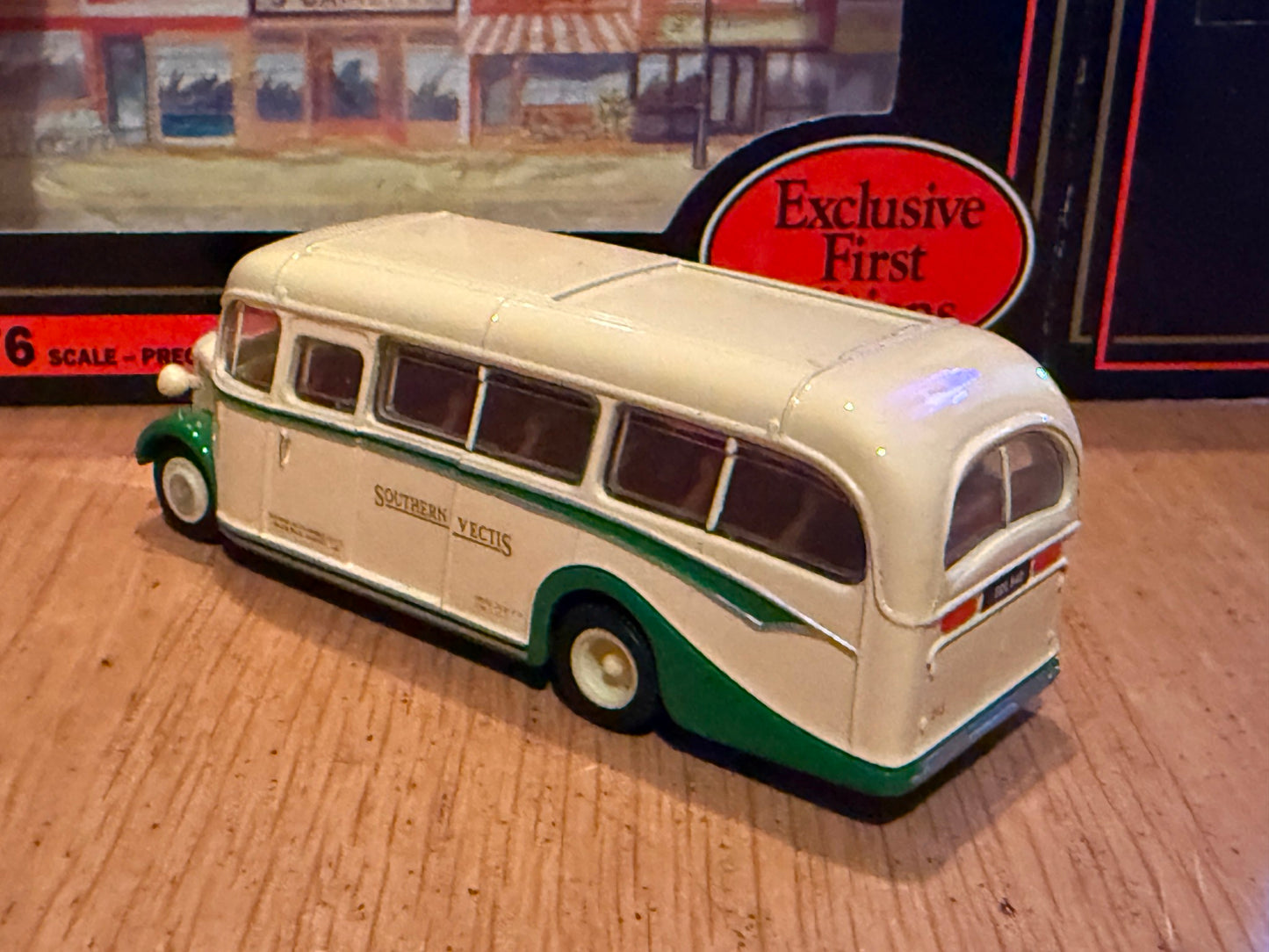 EFE OO Gauge 1:76 20101 - Bedford OB Coach Southern Vectis