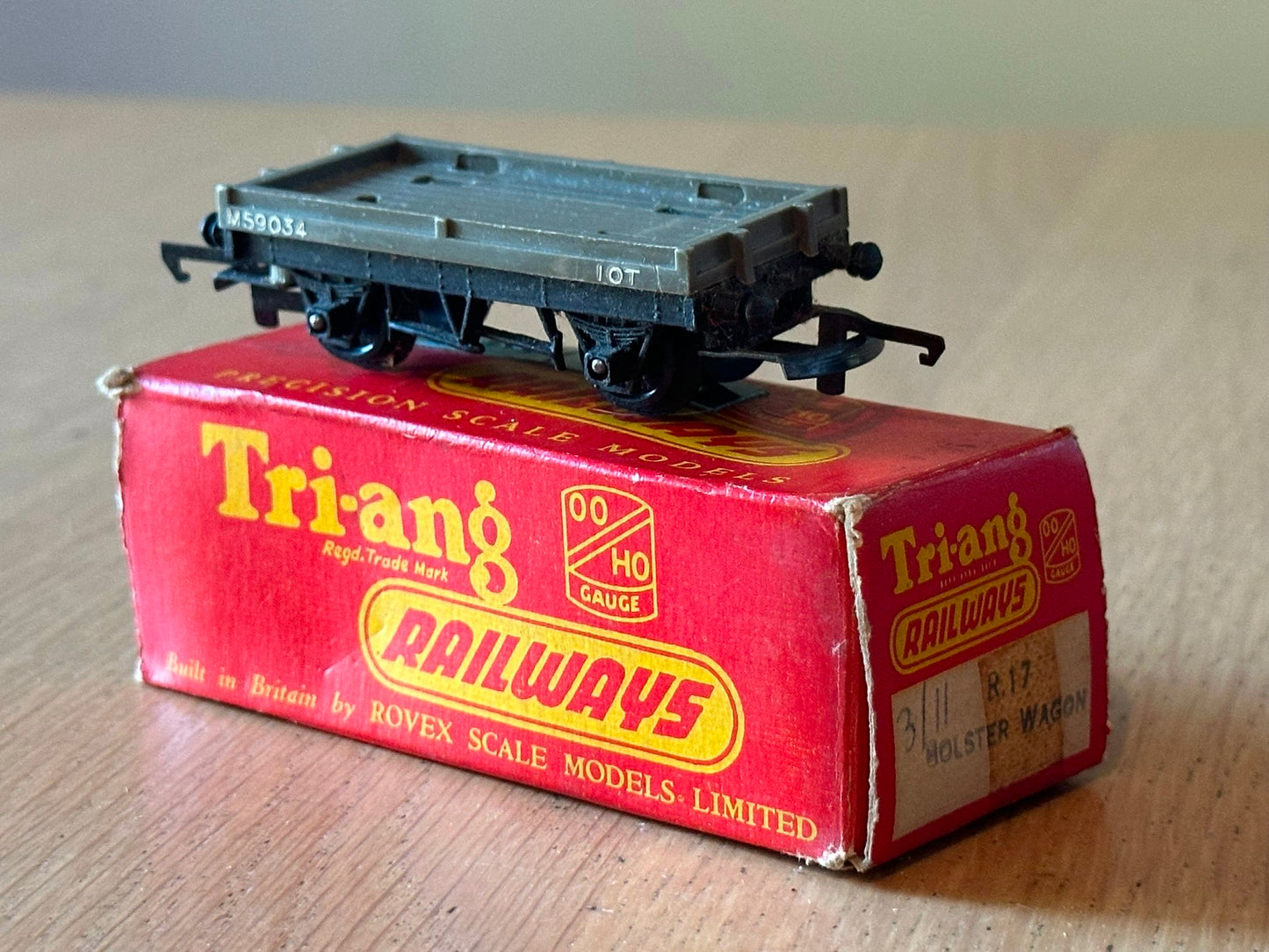 Triang R17 OO Gauge BR Bolster Wagon B913011. Original Box.