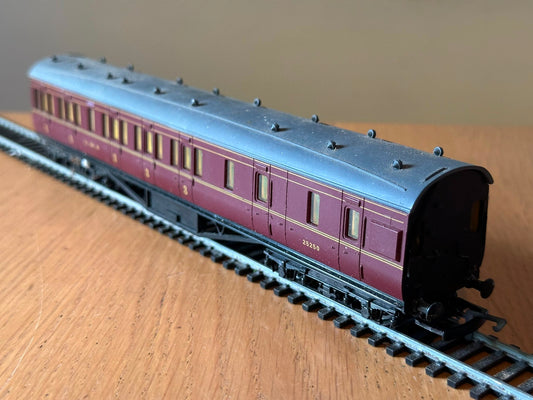 Dapol OO Gauge E29 LMS 57′ Brake Third 25250 LMS Maroon P349