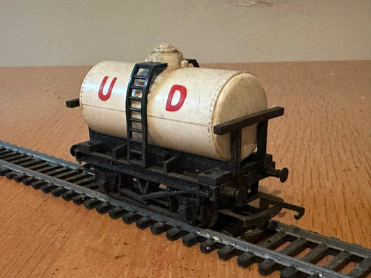 Hornby Tri-ang OO Gauge R15 United Dairy's Milk Tank Wagon.