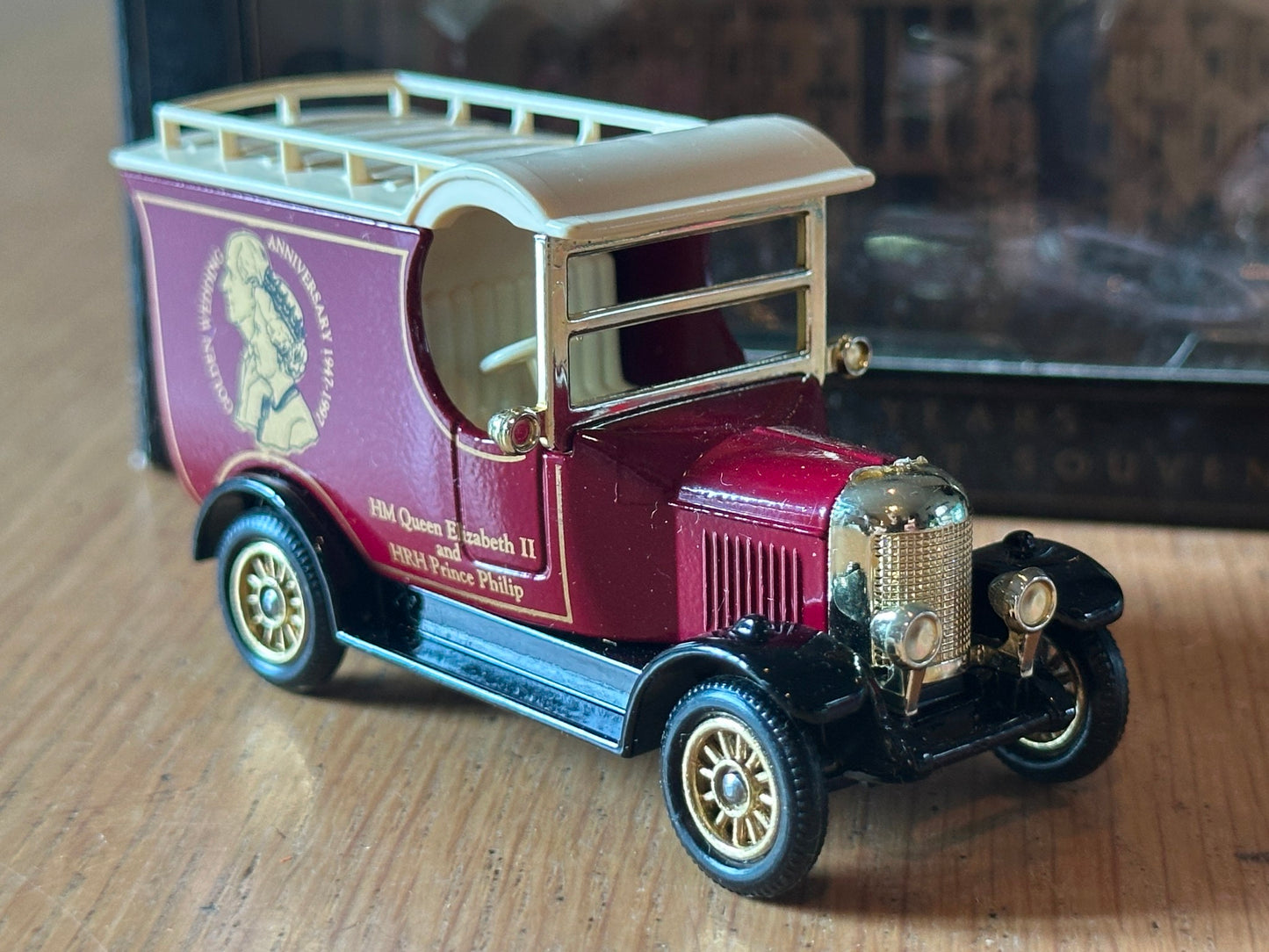 Lledo LP50166, Bull Nose Morris Van, Golden Wedding - HM Queen Elizabeth II