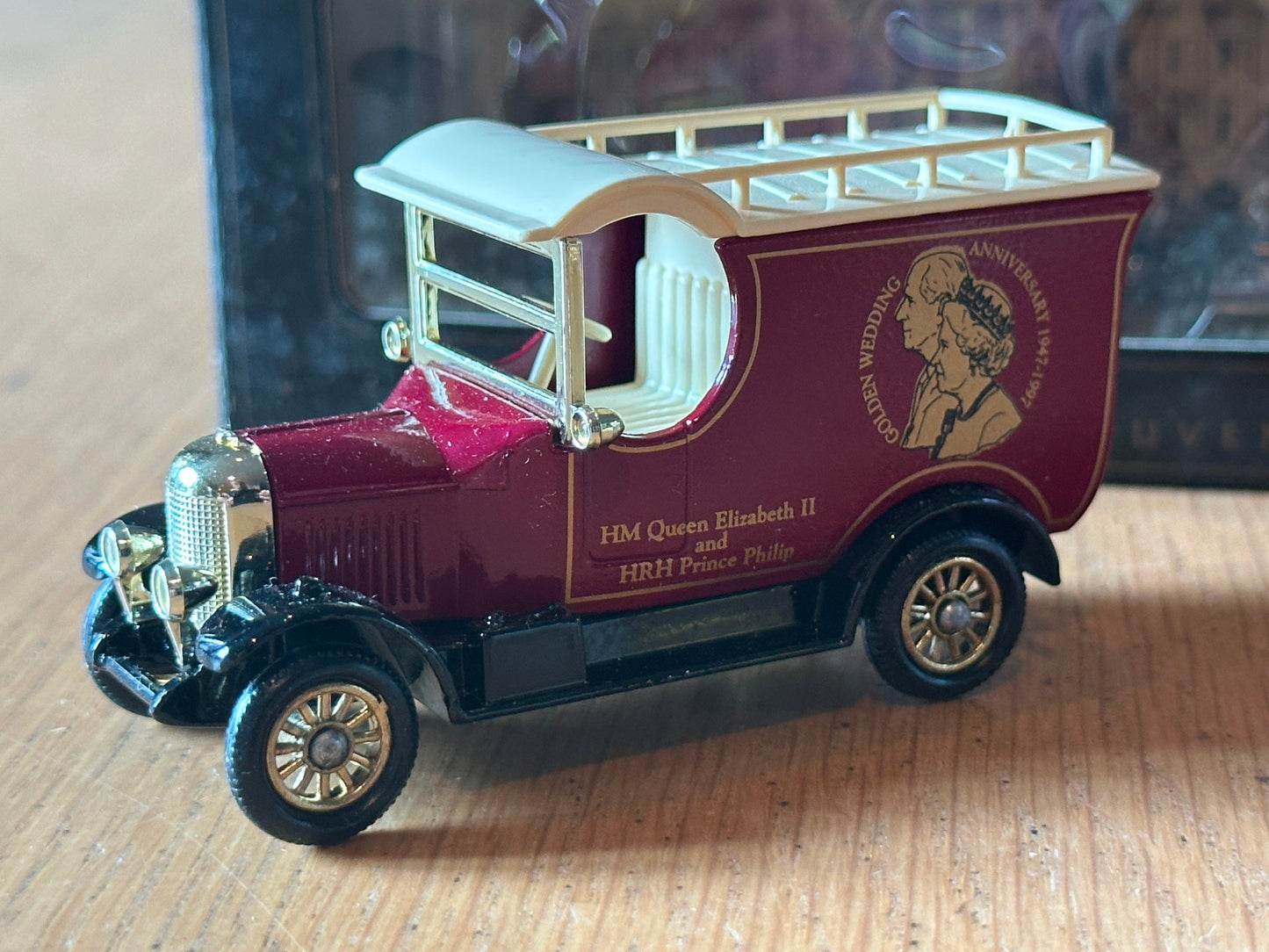 Lledo LP50166, Bull Nose Morris Van, Golden Wedding - HM Queen Elizabeth II