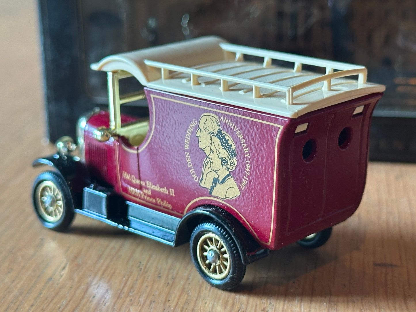 Lledo LP50166, Bull Nose Morris Van, Golden Wedding - HM Queen Elizabeth II