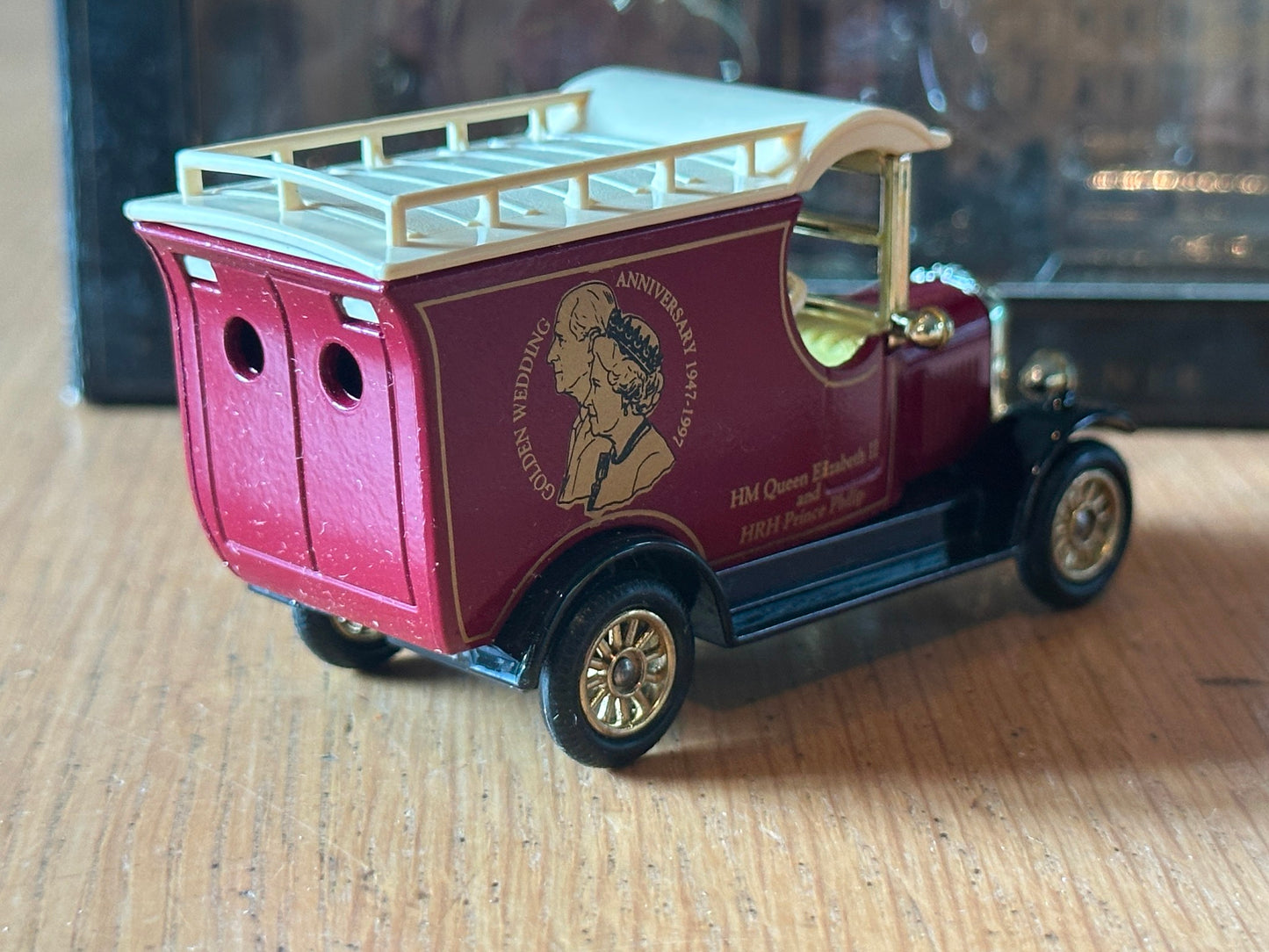 Lledo LP50166, Bull Nose Morris Van, Golden Wedding - HM Queen Elizabeth II