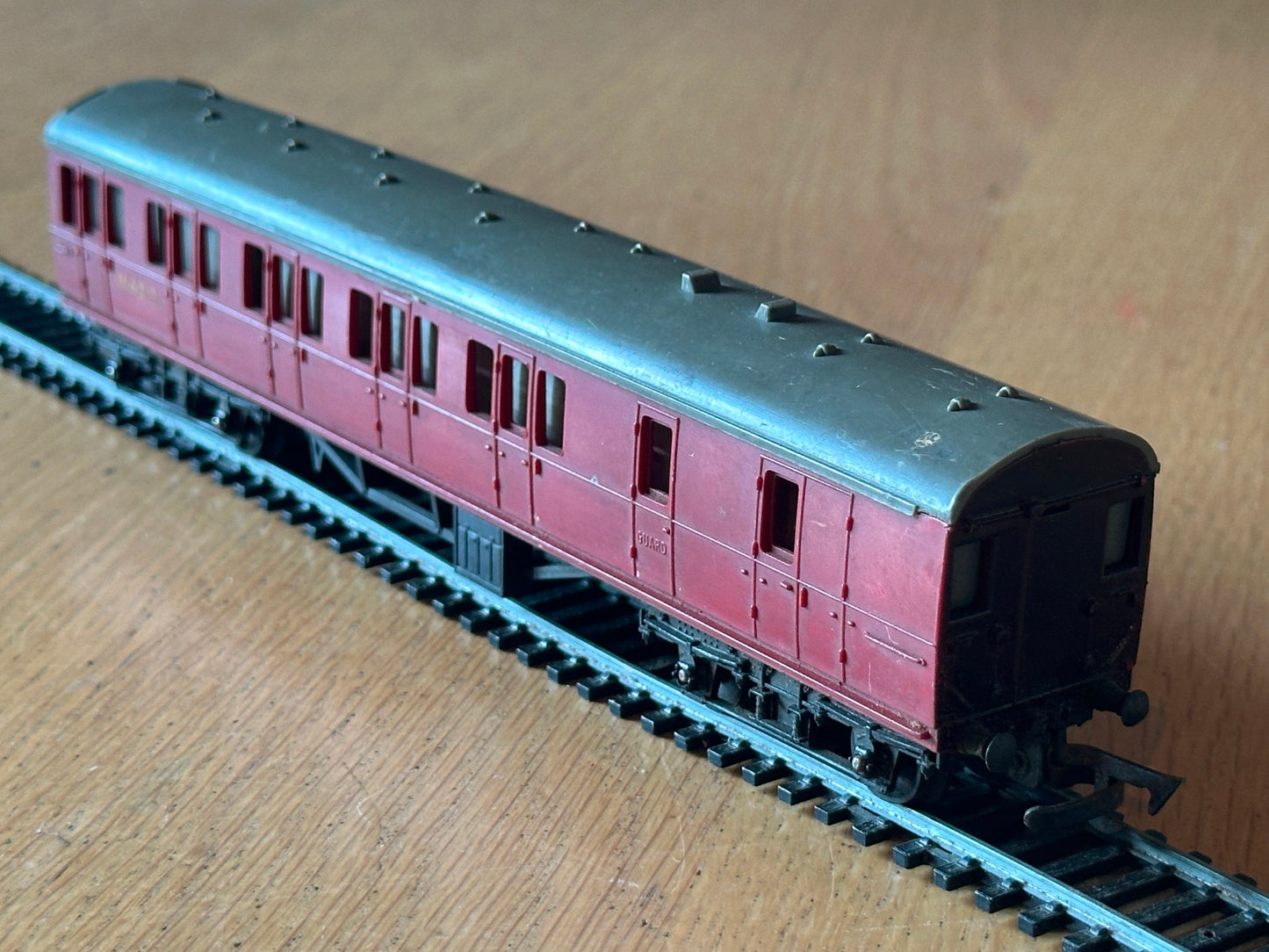 Tri-ang OO Gauge R120 - B.R. Suburban Brake 2nd Coach M43171 OO Gauge