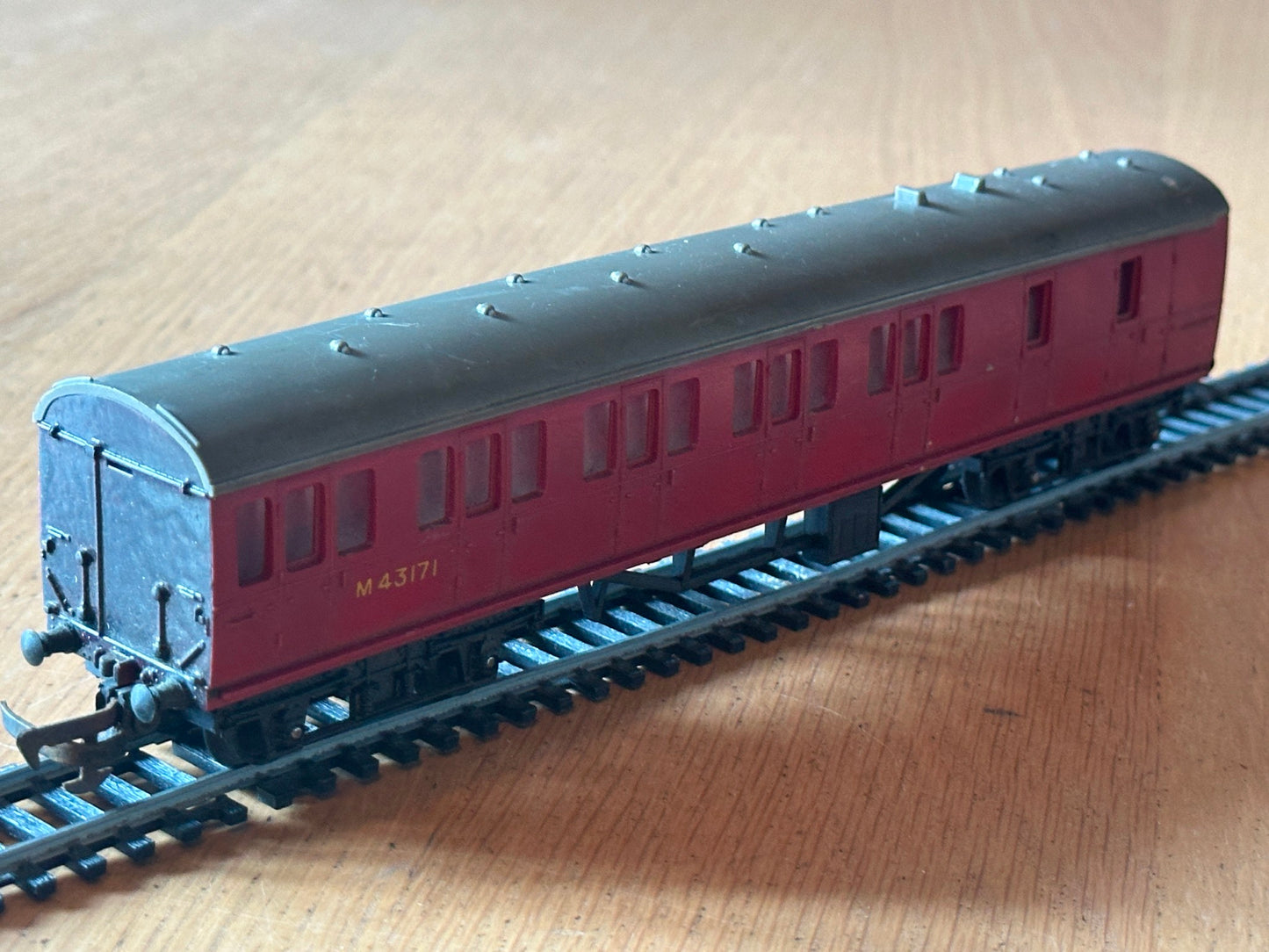 Tri-ang OO Gauge R120 - B.R. Suburban Brake 2nd Coach M43171 OO Gauge