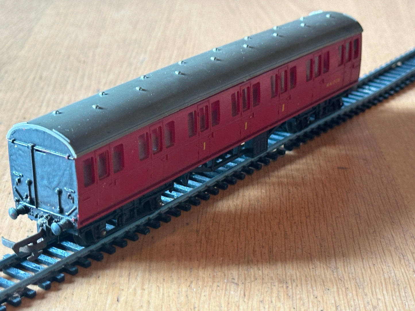 Tri-ang OO Gauge R121 - Suburban Coach M41006