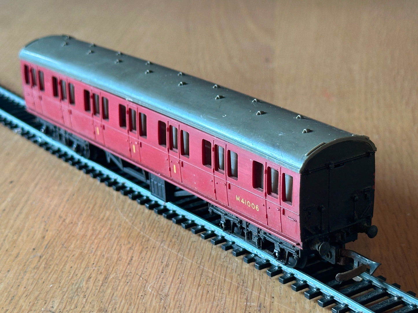 Tri-ang OO Gauge R121 - Suburban Coach M41006
