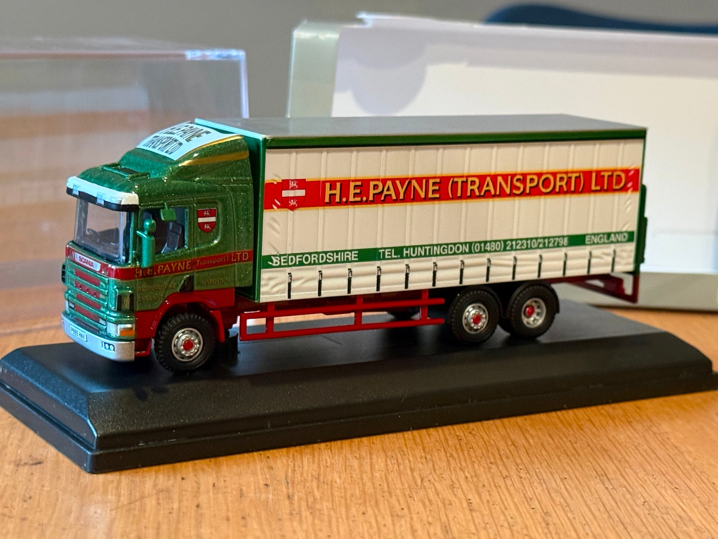 Oxford Diecast - Scania 94D Curtainside H.E. Payne - 1:76 Scale