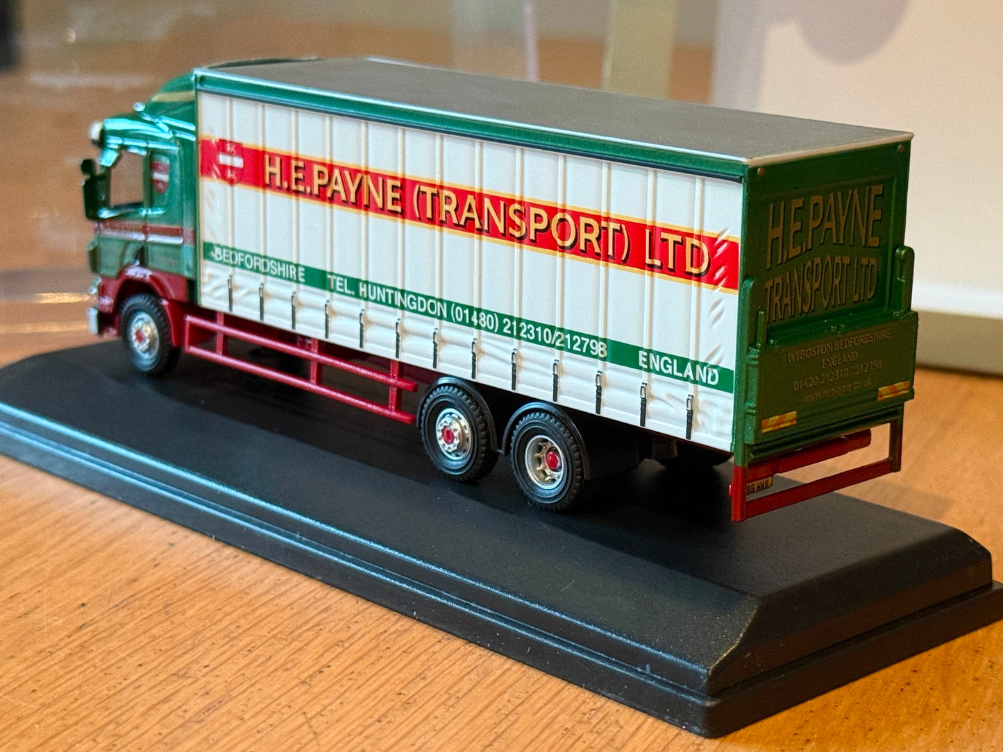 Oxford Diecast - Scania 94D Curtainside H.E. Payne - 1:76 Scale