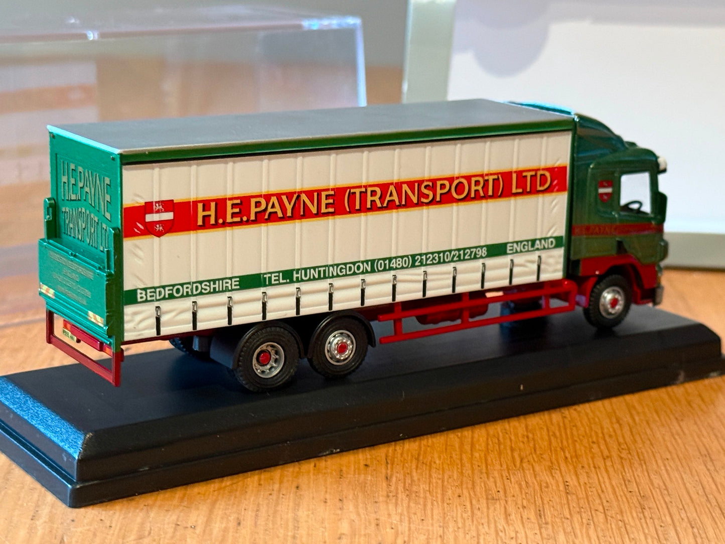 Oxford Diecast - Scania 94D Curtainside H.E. Payne - 1:76 Scale
