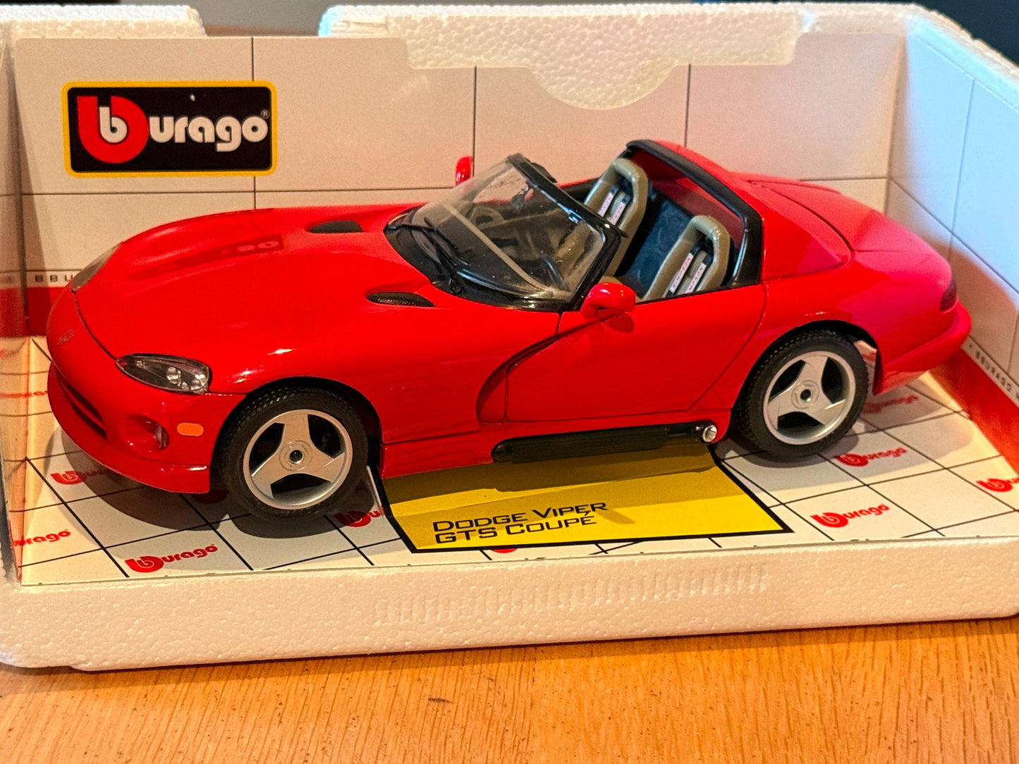 Bburago 1:18 Diecast Dodge Viper GTS Coupe