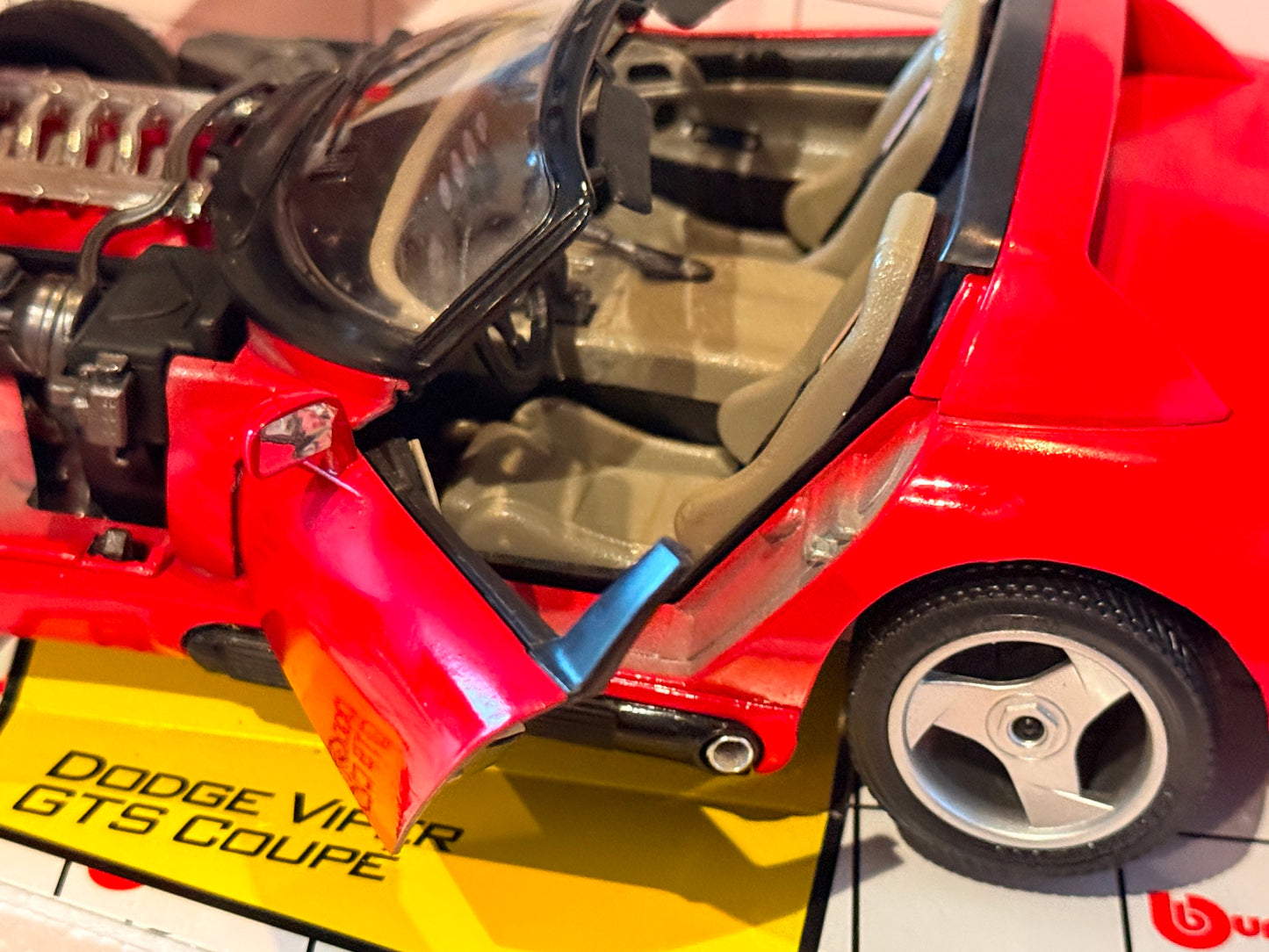 Bburago 1:18 Diecast Dodge Viper GTS Coupe