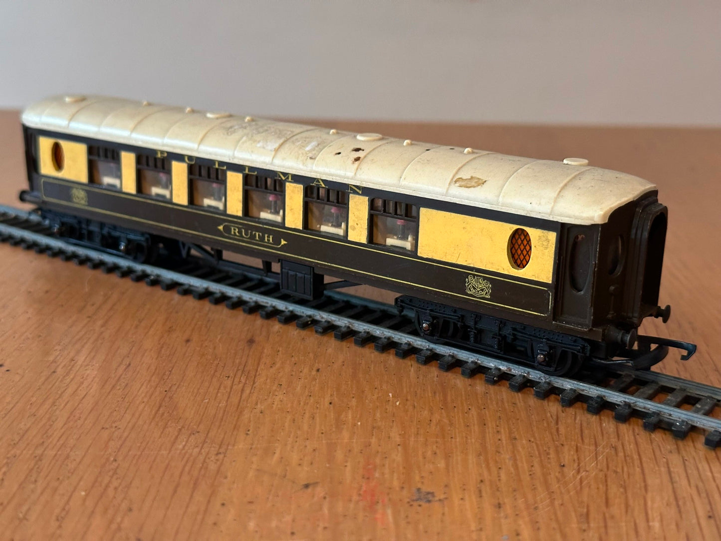 Hornby OO Gauge R228 Tri-Ang OO Gauge Pullman Coach 'Ruth'