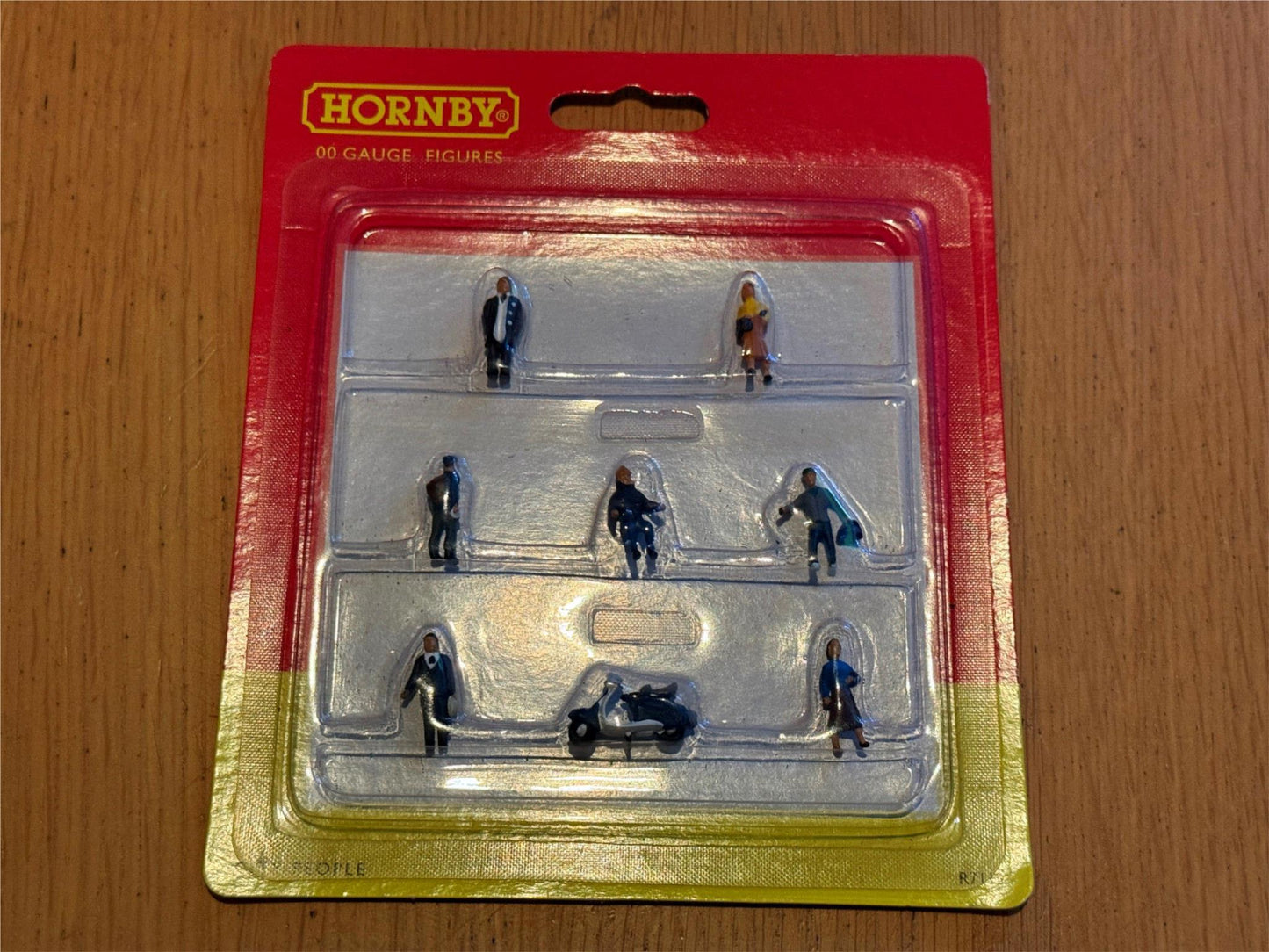 Hornby R560 Painted Figures OO Gauge - city people including scooter