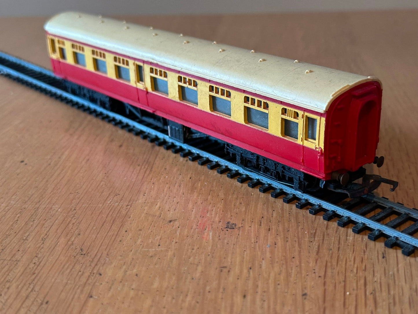 Triang R29/221 OO Gauge 9” BR Mainline Coach - Red and Cream