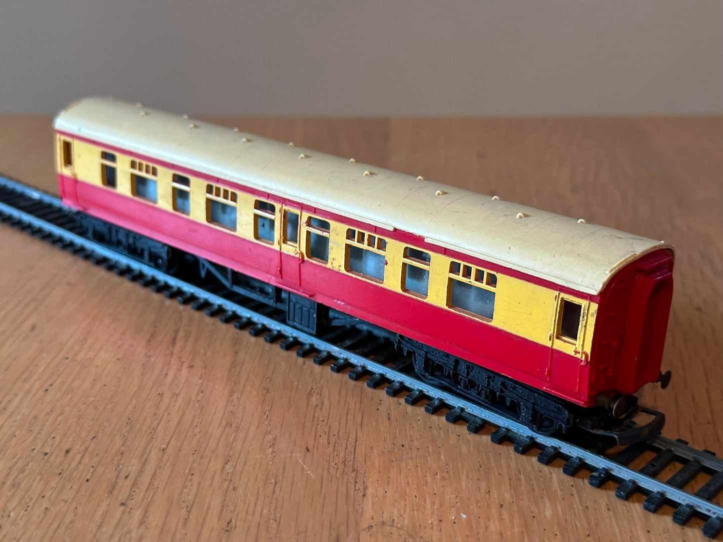 Triang R29/221 OO Gauge 9” BR Mainline Coach - Red and Cream