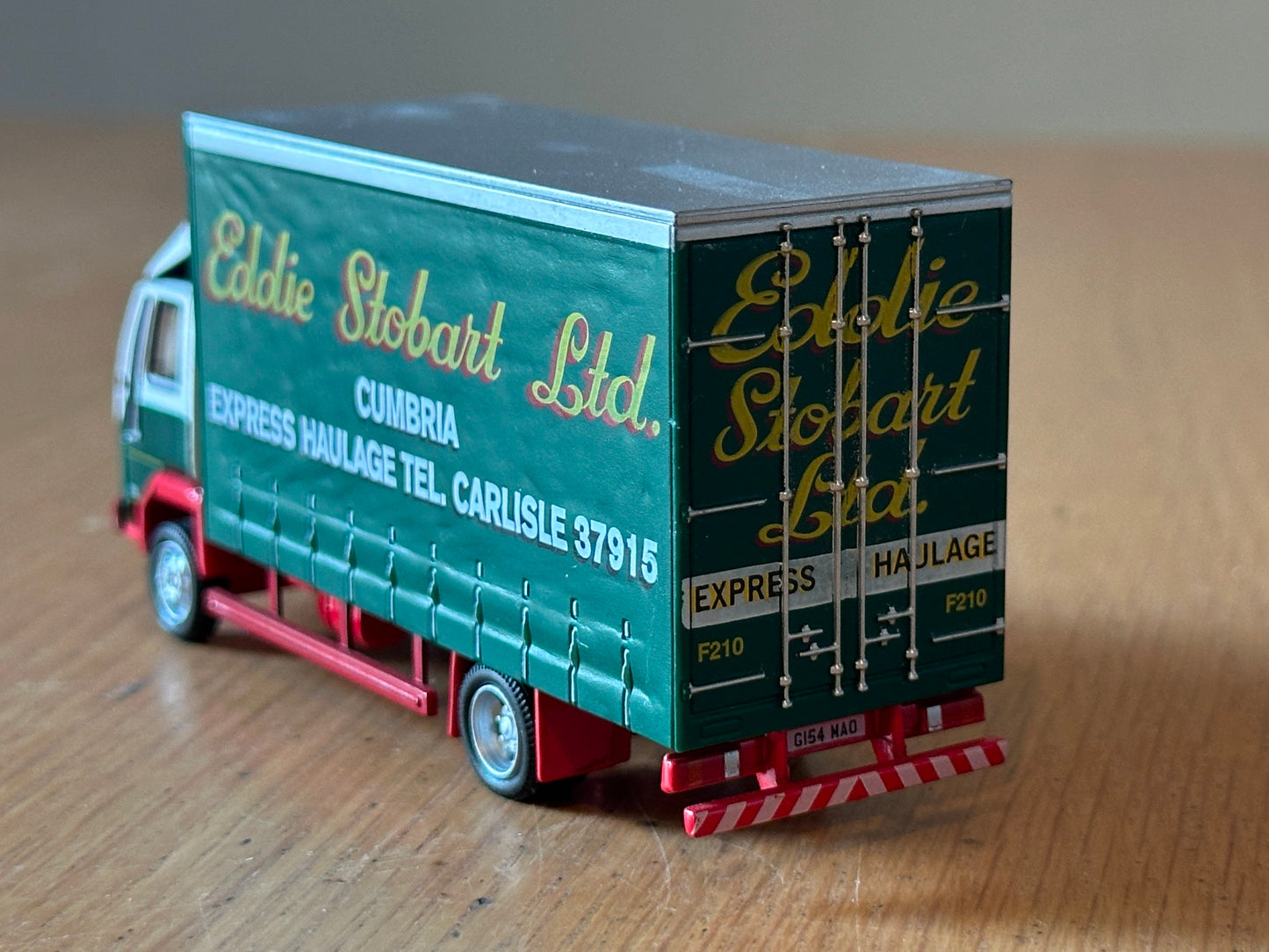 Atlas Editions OO Gauge Eddie Stobart - Ford Cargo F210 Curtainside - Leslie