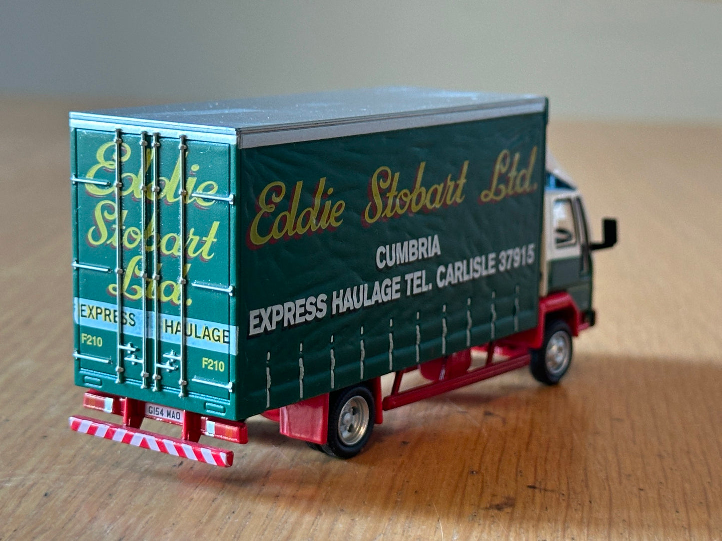 Atlas Editions OO Gauge Eddie Stobart - Ford Cargo F210 Curtainside - Leslie