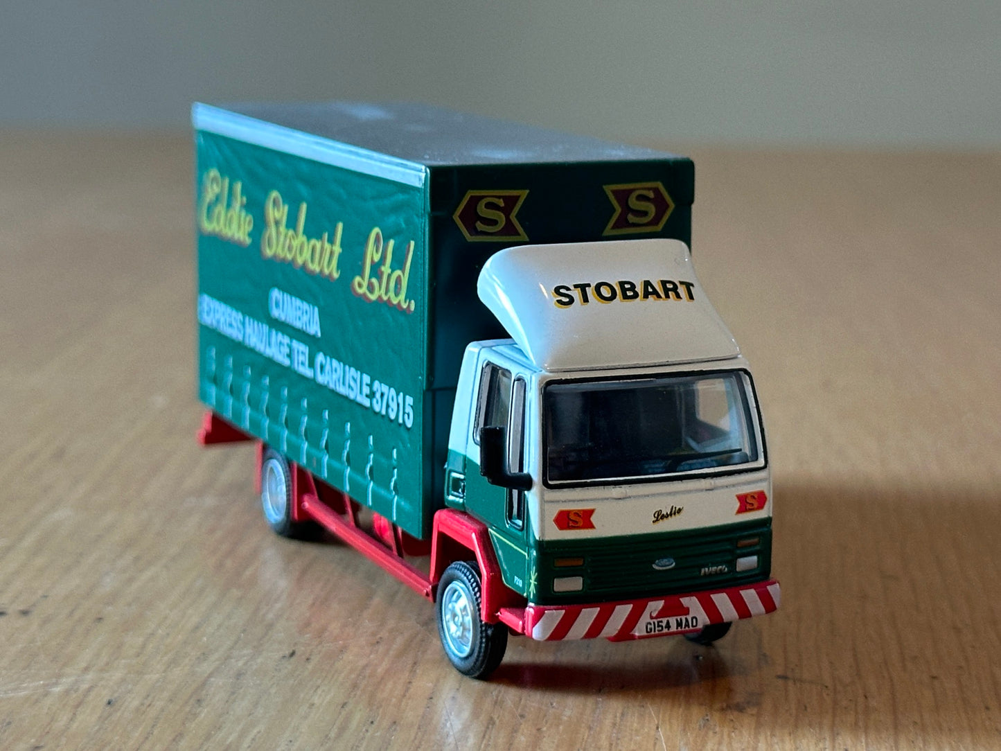 Atlas Editions OO Gauge Eddie Stobart - Ford Cargo F210 Curtainside - Leslie