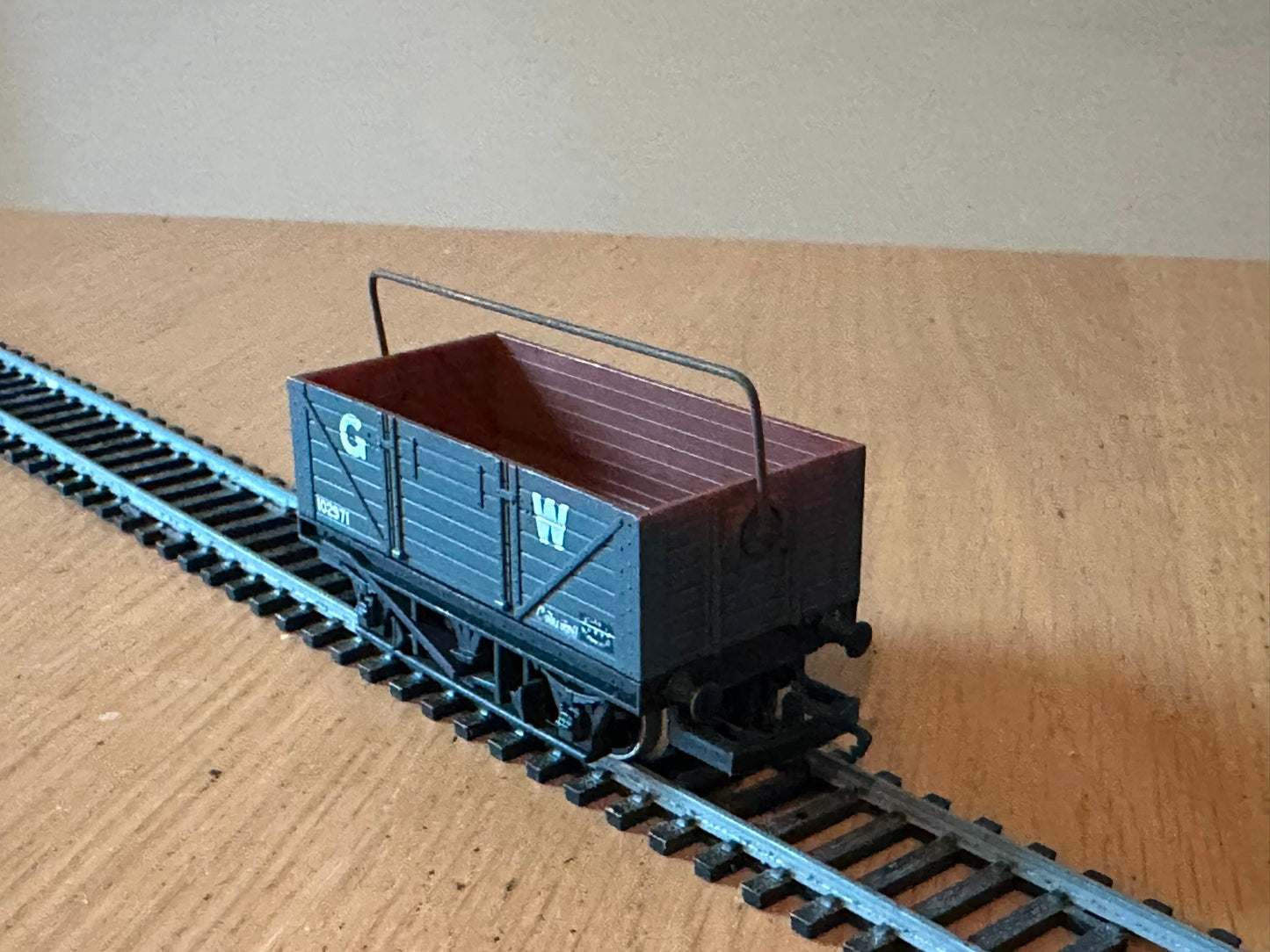 Hornby R240 OO Gauge G.W.R Wagon with Sheet Rail 102971