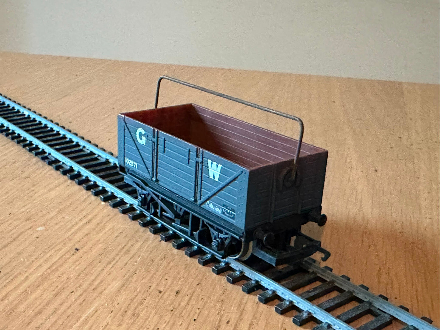 Hornby R240 OO Gauge G.W.R Wagon with Sheet Rail 102971