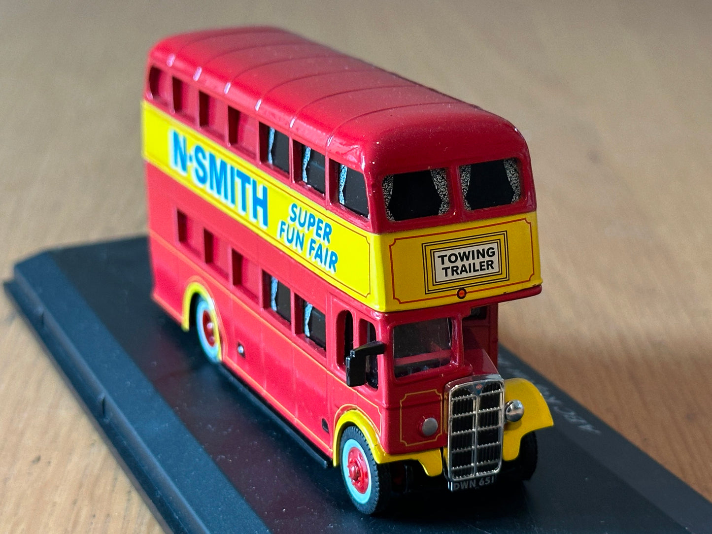 Atlas Editions OO Gauge - AEC Regent bus - N. Smith