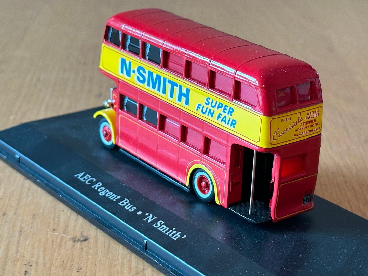 Atlas Editions OO Gauge - AEC Regent bus - N. Smith
