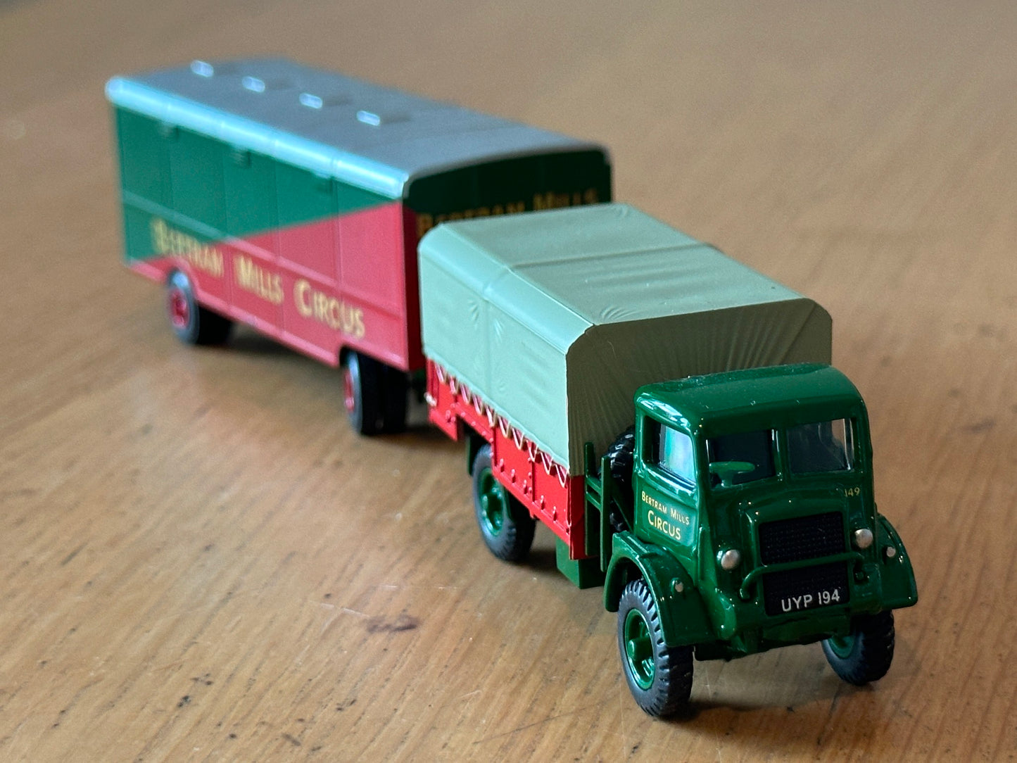 Atlas Editions OO Gauge -Bedford QL & Baggage Wagon - Bertram Mills Circus