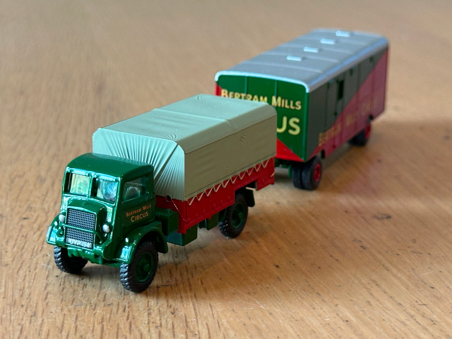 Atlas Editions OO Gauge -Bedford QL & Baggage Wagon - Bertram Mills Circus
