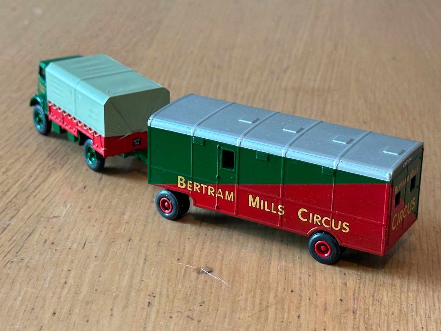 Atlas Editions OO Gauge -Bedford QL & Baggage Wagon - Bertram Mills Circus