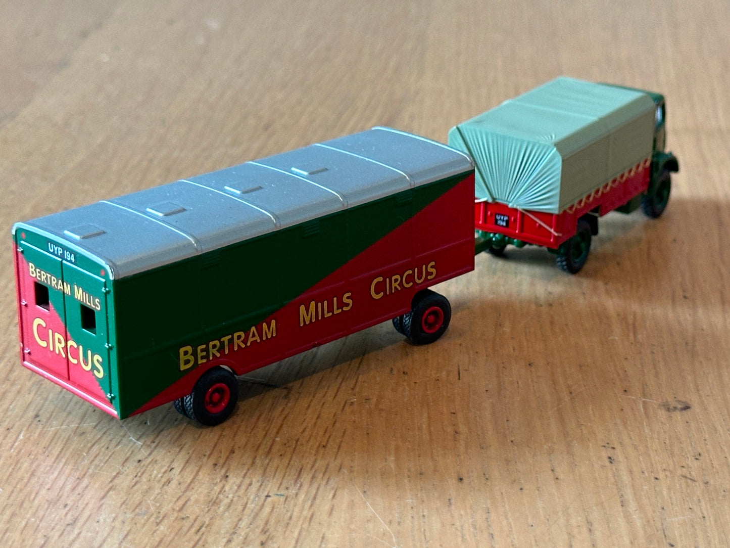 Atlas Editions OO Gauge -Bedford QL & Baggage Wagon - Bertram Mills Circus