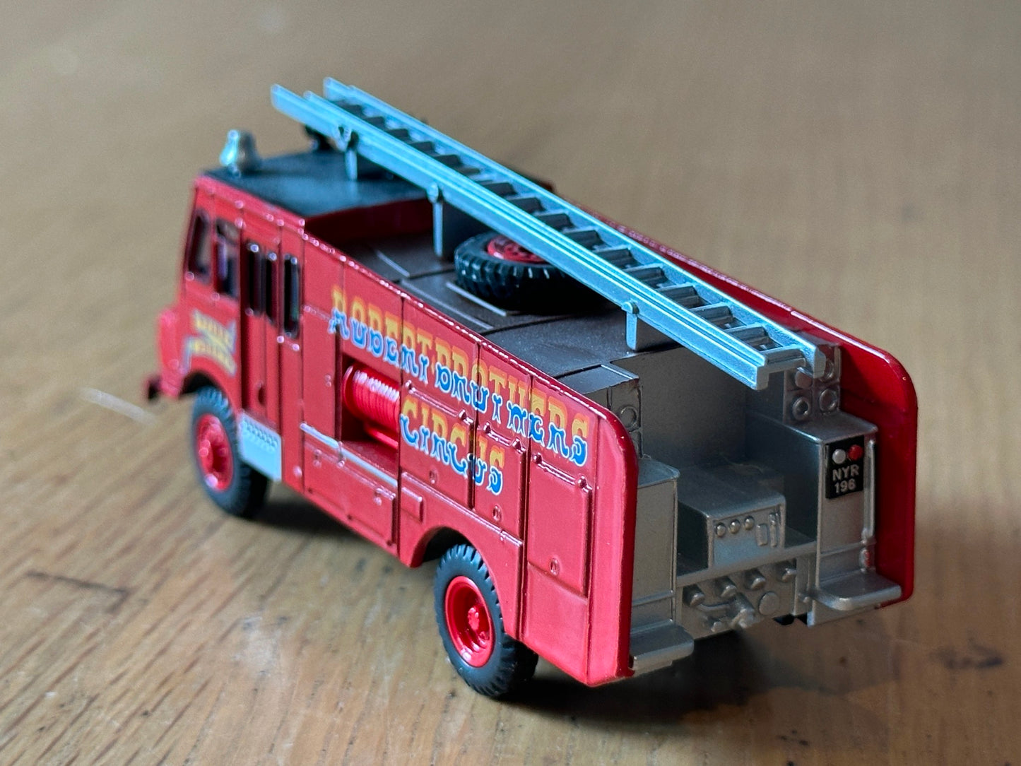 Atlas Editions OO Gauge -Green Goddess Fire Engine -Robert Brothers Circus