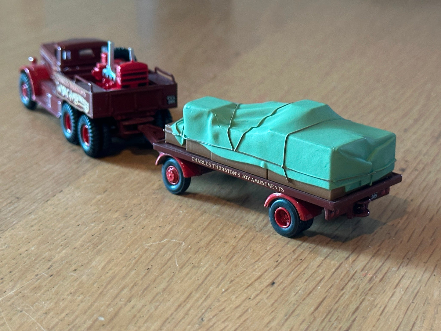 Atlas Editions OO Gauge - Diamond T Truck and Load Charles Thurston's Amusements